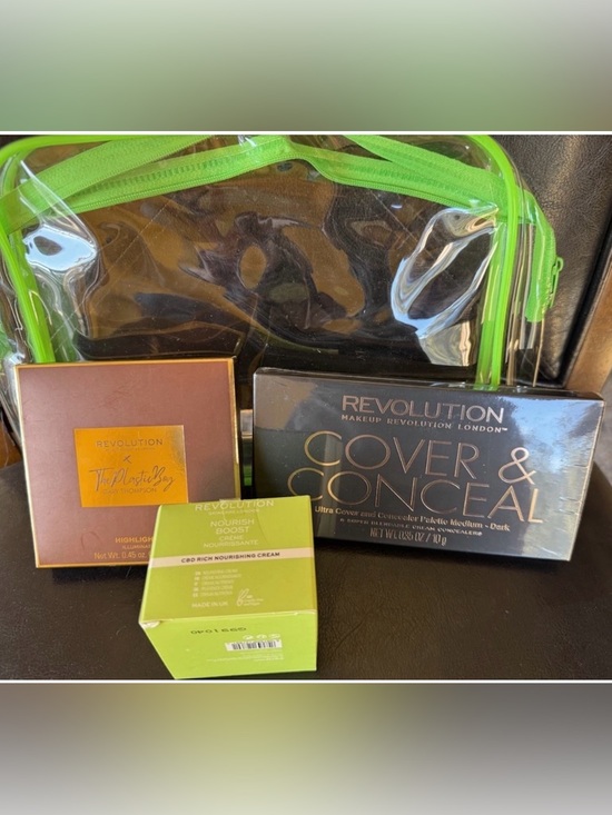 Makeup Revolution Other - Revolution Makeup Bundle W/ Clear Makeup Case-Concealer/Highlighter/Cream